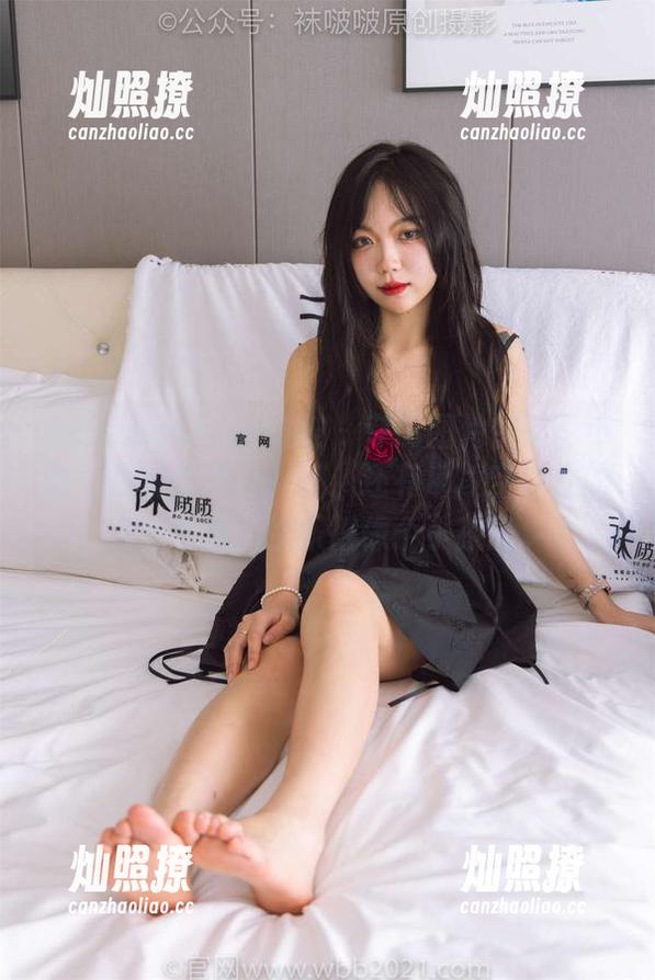 BoBoSocks袜啵啵-小甜豆 BoBoSocks袜啵啵 - 专属图片快递:小甜豆的油亮黑丝,哦,还有那凌空而立的透明脚尖,快乐得像个小孩子。