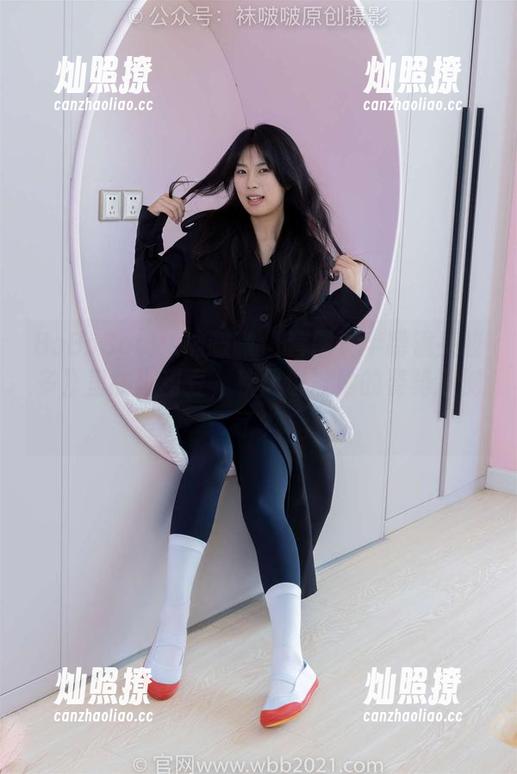 BoBoSocks袜啵啵 - 套图《半蹲镜头较多》里的小甜豆，秋风也被她的姿势迷倒了？
