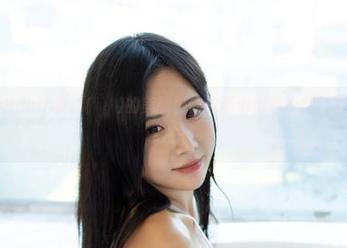 免费奉上Habin夏彬(하빈)的美腿，让你不小心想给自己加个美腿特效。