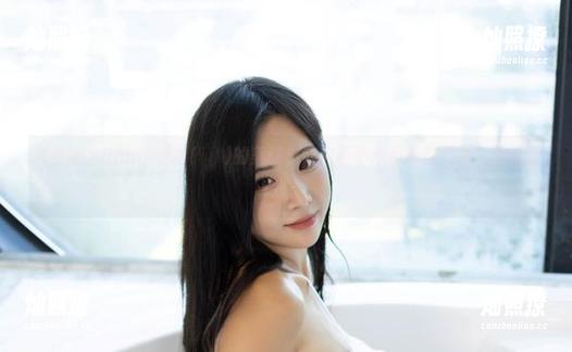免费奉上Habin夏彬(하빈)的美腿，让你不小心想给自己加个美腿特效。