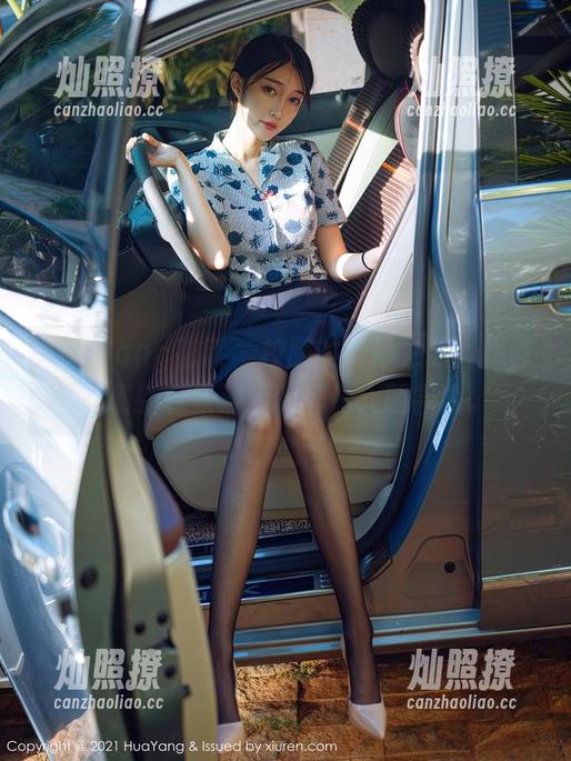 HuaYang花漾 - 校服的奇妙之旅，穆菲菲最新合集满满的都是大胆尝试。