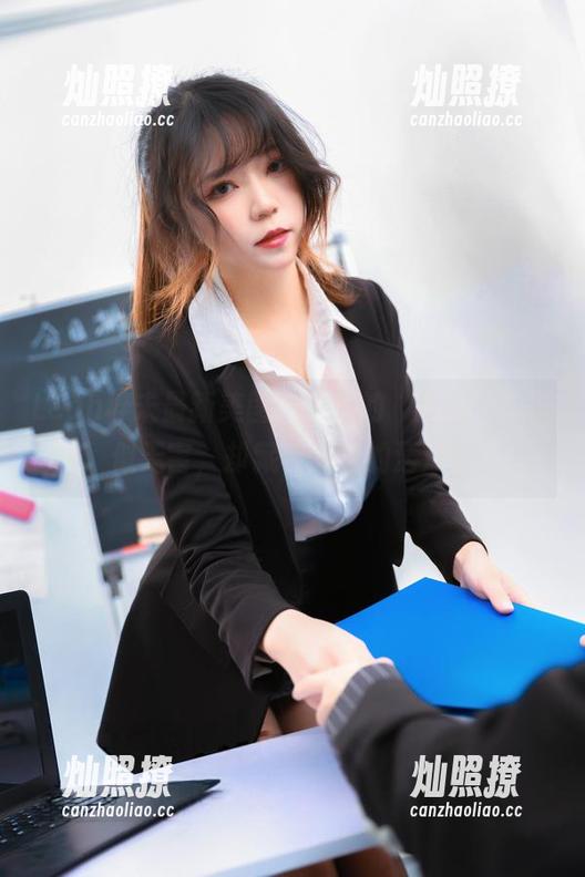 Leah梓未最新美图，修女的“堕落”，看似无害，却藏着海里的涛声！