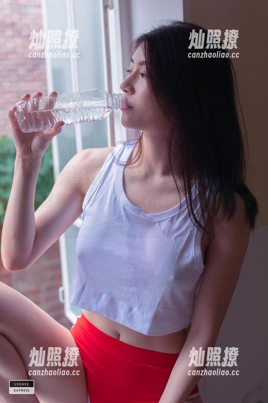 扔掉你那些滤镜，这就是Min.E(민이)的高清图集—LeeheeExpress，厚脸皮都不想放过。
