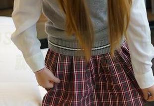 看！ROSI的嫩学妹制服，照片里的窗外就像在私奔，真有趣