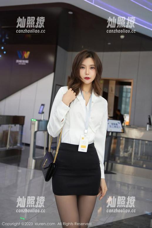 Xiuren秀人网 - 小小白思宜的高清裸足图集，完美演绎吹风机和草地的对话！