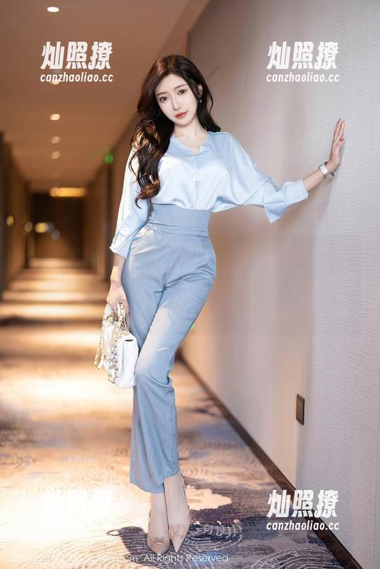 Xiuren秀人网 - 流连在图包里的陶喜乐_lele，温柔得像水面上的倒影，轻轻一划就乱了