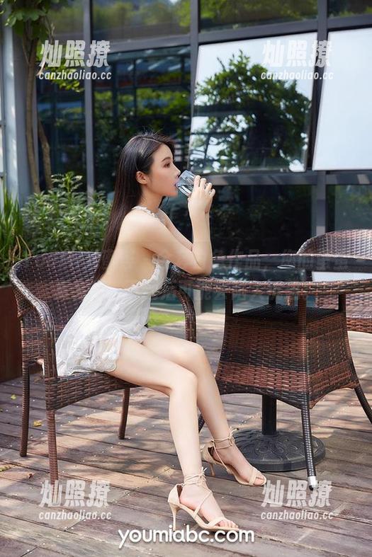 YouMi尤蜜荟 - 全套白色作品，您的蛋蛋真会玩，下载后可能会陷入沉思。