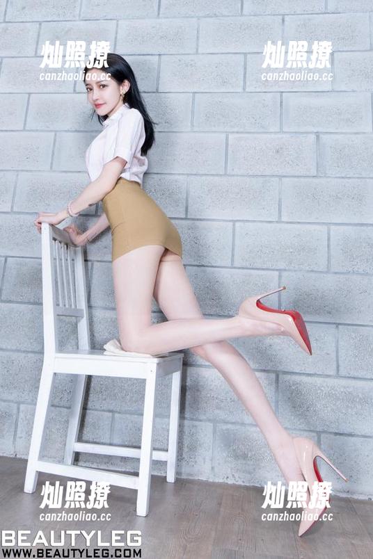 beautyleg - 办公室到处都是忙碌，Lorraine却带着点不经意的在线气息。