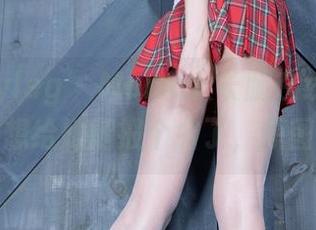 beautyleg - Momo大长腿在线：我都忍不住想给她腿报个名了，原图奉上！