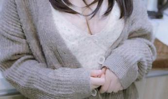 这次的nyako喵子大魔王裸足写真，图包里的每一幅都有一种不确定的张力，让人意犹未尽…