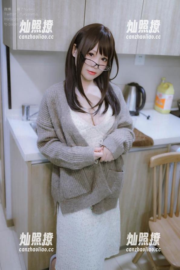 这次的nyako喵子大魔王裸足写真，图包里的每一幅都有一种不确定的张力，让人意犹未尽…