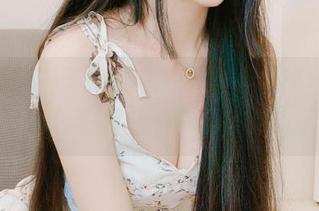 不呆猫的写真里，水手服和百合黑丝的组合，总是让我忍俊不禁。