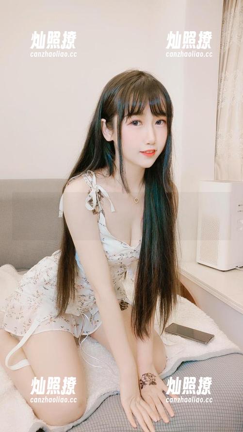 不呆猫的写真里，水手服和百合黑丝的组合，总是让我忍俊不禁。