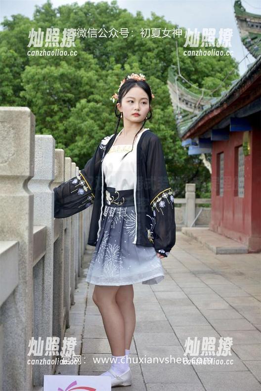 初夏女神 - 双双呈现港式装扮，私房里的小秘密
