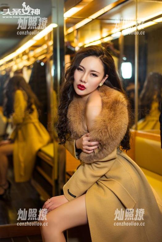头条女神 - 眼镜在线，杨曼妮的风采不会让小伙伴们失望吧？