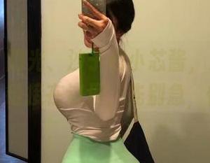 微密圈 - 阳光、沙子和小芯酱，海边作品集的下载链接在这里，先别急，慢慢来。