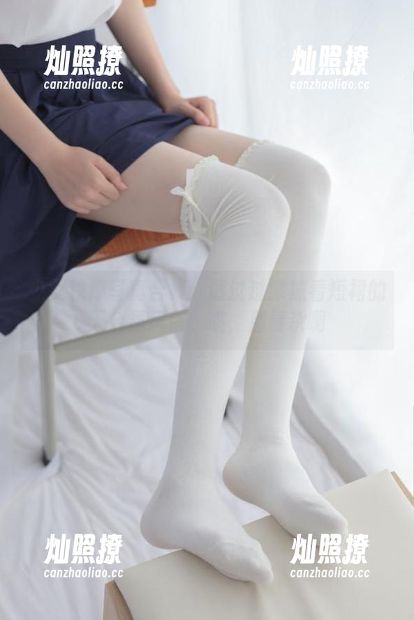 少女秩序写真合集：透过过膝袜看短裙的天台暴风情，哦，那复杂啊