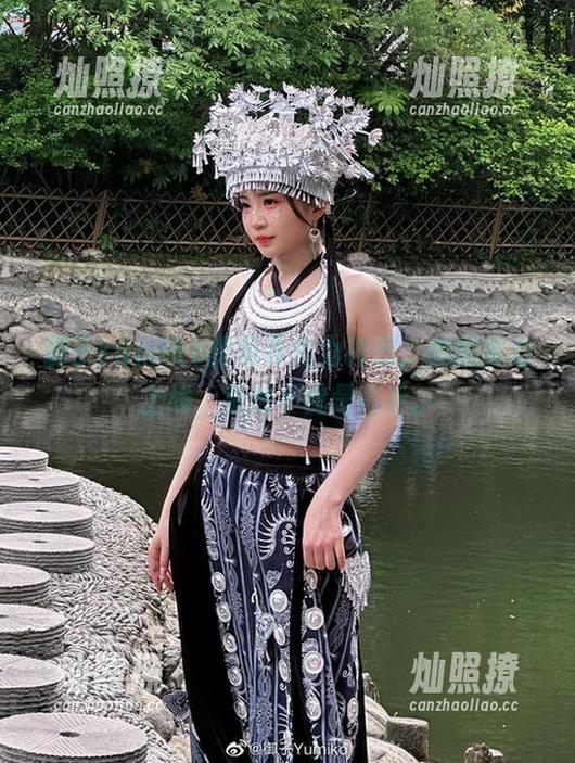 御子Yumiko把吊带化为神器，美图实力上线，果然不愧是高手。