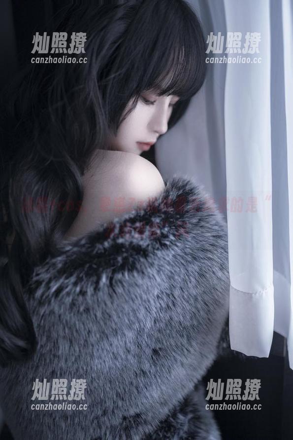 泳装+cos，晕崽Zz说她最近追求的是“水边偶像”风