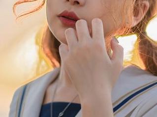 野生梨瑾瑾：草地上畅游的全套图集，随手摘几片小草什么的