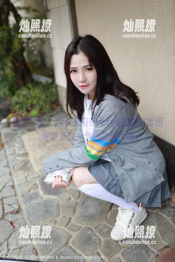模范学院 - 翻看艾莉Evelyn的睡衣套图，难得见到一个懒散的优雅。
