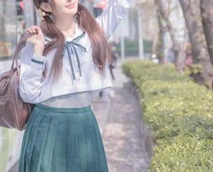 观看王羽杉在黑色吊带中的随性感，图包岂能闲置。