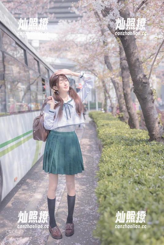 观看王羽杉在黑色吊带中的随性感，图包岂能闲置。
