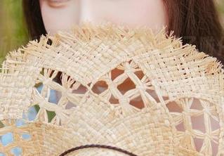 套图新鲜出炉，皮皮奶可可爱了啦化身修女，轻松打破“传统”和“无聊”的既定印象。