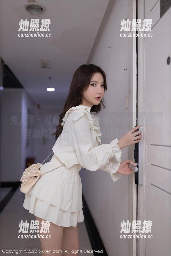 秀人网 - 红裙有毒，仔细看FoxYini孟狐狸的高清图册会让你想谈场恋爱！