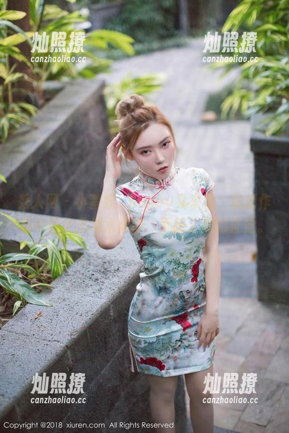 秀人网 - 小蛮妖_honey又来撩，最新作品中的女孩似水柔情，背叛了我的直觉。
