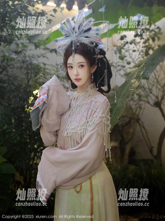 秀人网 - 私房一角，白甜的毛衣作品悄悄说着温柔的话。
