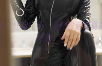 秀人网 - 红裙作品：薇薇酱这姐真的会挑衣服欸！