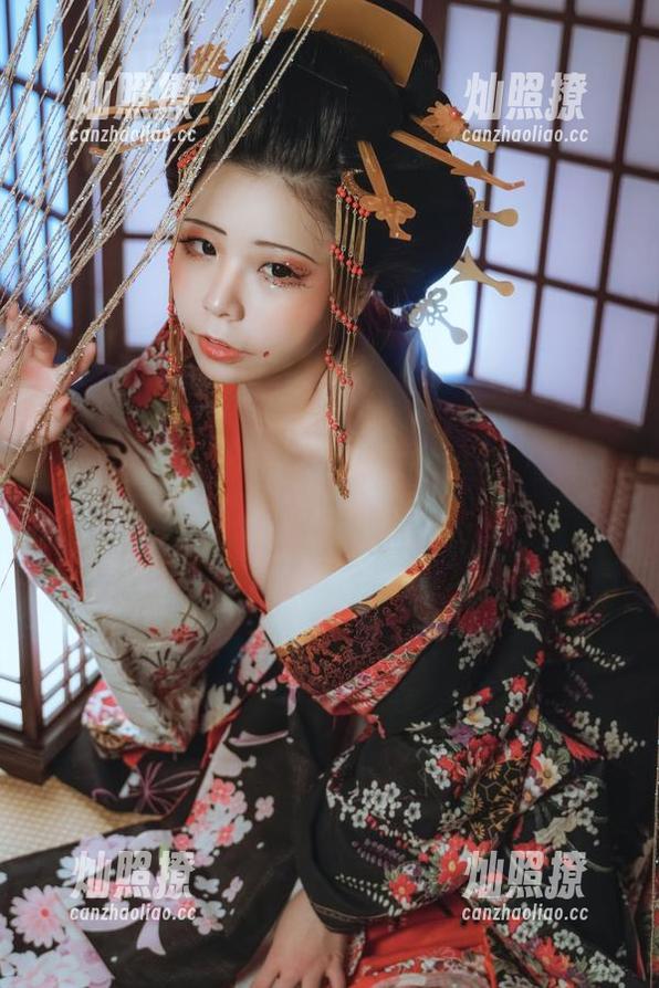 更新！自闭颜球球和她的豹纹内衣写真集里的小秘密