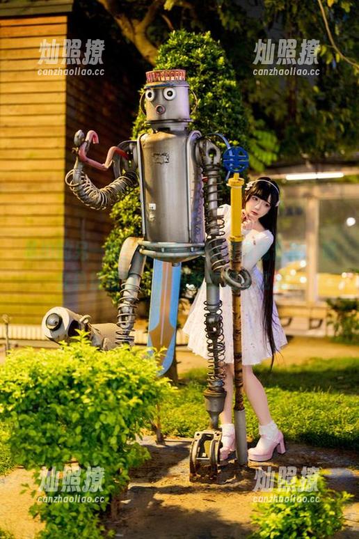 私拍的另一面：落落Raku和魔鬼合影，修女勇往直前，图包我就放在这里。