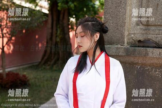 蜜桃社 - 白衬衫下的许思铭，私房的放松和轻松，一张图片总能引发联想。