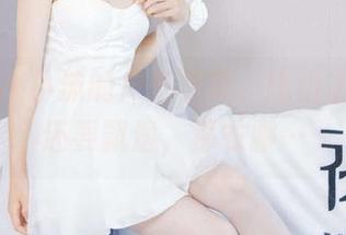 袜啵啵 - 小沫的户外写真，比山上的云彩还要飘逸，那衣服…