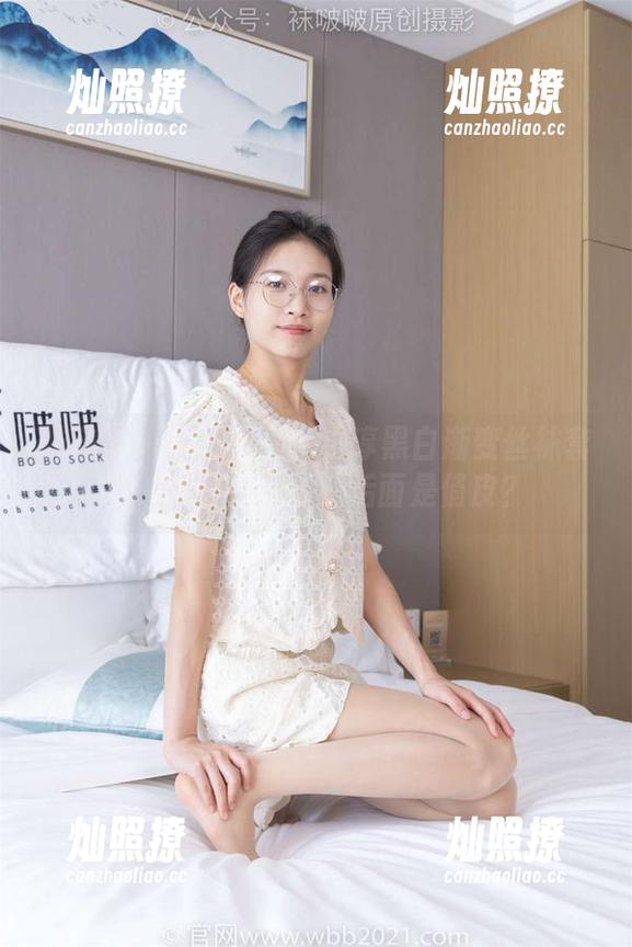 袜啵啵-小淳 袜啵啵 - 一步两段:小淳黑白渐变丝袜套图,前面是温柔,后面是俏皮?