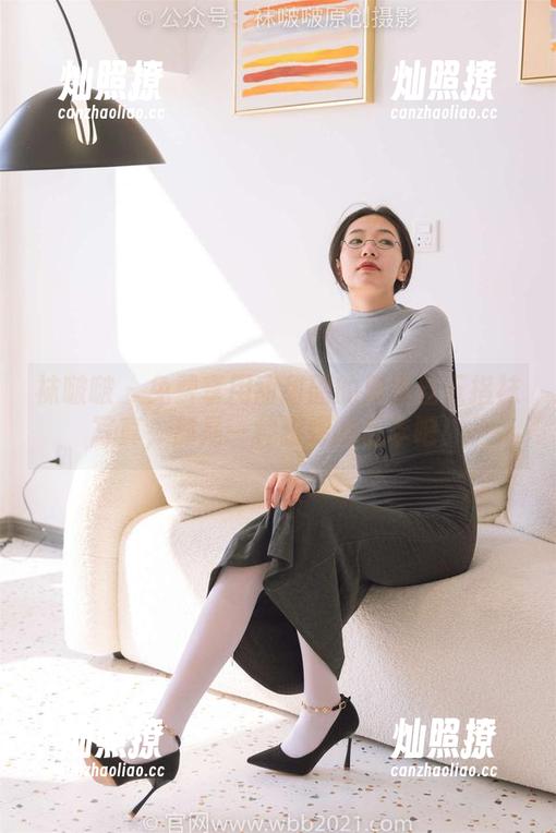袜啵啵 - 免费享用甜甜圈的厚黑丝五指袜写真，那是一种脚踝的奢华吧！