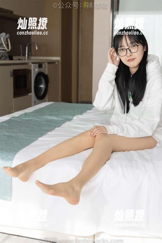 袜啵啵-芝士 袜啵啵 - 芝士定制写真:让你在清纯与俏皮间游走