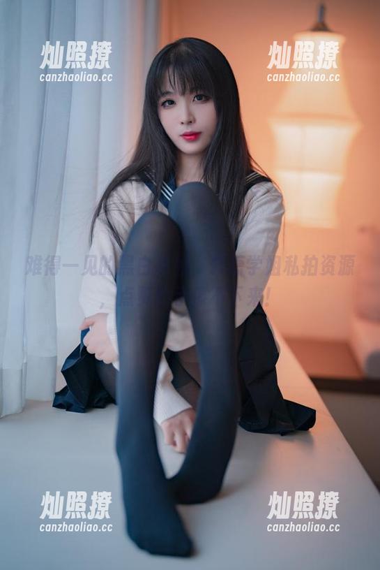 难得一见的黑白系列，轩萧学姐私拍资源，点赞的手停不下来！