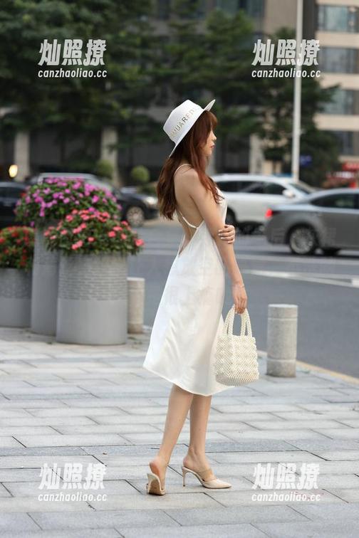 魔镜街拍 - 图片合集：婷婷的午后，灰裙和薄丝交织出让人想放空的感觉，不洗脑但是很上瘾哦