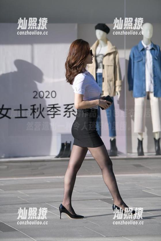 魔镜街拍 - 看楼楼的作品，白色连衣裙居然营造出一种令人迷醉的氛围。