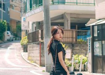 黑川和花儿们在夕阳里闲聊，在线美图里藏着风景。
