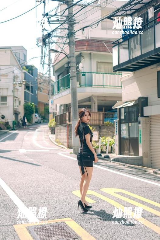 黑川和花儿们在夕阳里闲聊，在线美图里藏着风景。